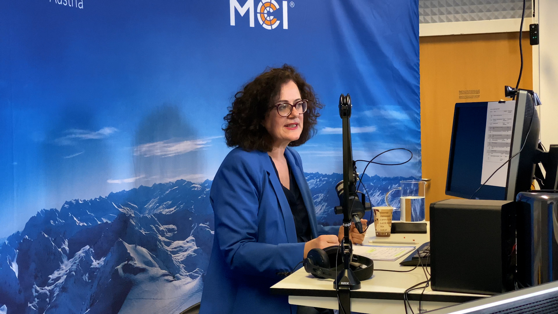 Claudia Mössenlechner leitet die virtuelle Konferenz am MCI zum Thema Digitales Lernen. ©MCI