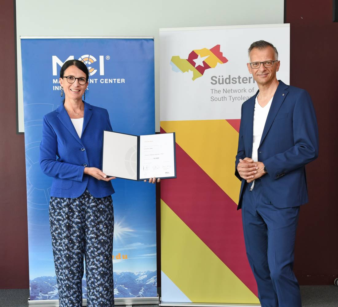 Susanne E. Herzog and Kurt Matzler present the ‚Südstern‘ Scholarship. 