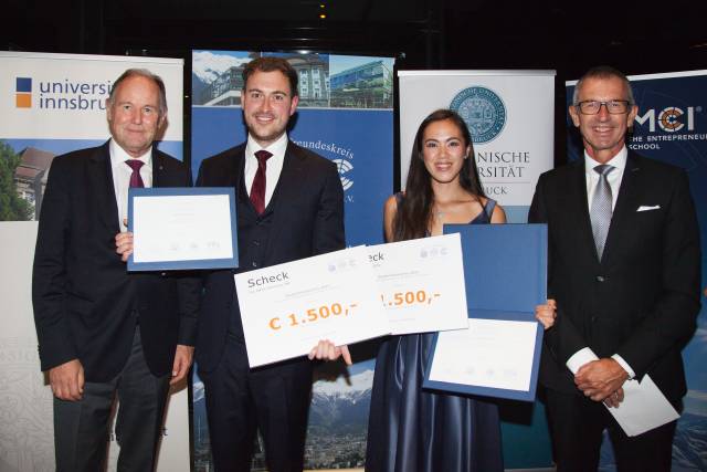Students receive DFK advancement award 