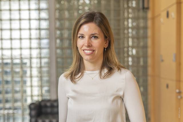 <p>Dr. <strong>Claudia Zoller<br /></strong>Hochschullektorin & Senior Researcher am MCI Center for Social & Health Innovation<br />(Forschungsschwerpunkt: Behavioral Economics)</p><p> </p><p><strong><em>„Mir macht die Arbeit in der Forschung sehr viel Spaß. Man darf neugierig sein und lernt mit jedem Paper, Forschungsprojekt, und vor allem im Austausch mit Kolleg/innen viel Neues. Das sorgt für Abwechslung und stellt einen auch immer wieder vor neue Herausforderungen, die bewältigt werden müssen.</em></strong></p><p><strong><em>Ich forsche vor allem zu Entscheidungsverhalten im Gesundheits- und Sozialbereich. Wir versuchen unter anderem zu verstehen, wie man Menschen unterstützen kann, gesündere Entscheidungen zu treffen (z.B. sich gesünder zu ernähren, sich mehr zu bewegen). Vor allem, wenn es um gesunde Verhaltensweisen geht, sind wir mit einigen kognitiven Verzerrungen (bias) konfrontiert. Diese kann man beispielweise durch gezielte Nudges und ähnliche verhaltensökonomische Hilfsmittel überwinden lernen. Dazu gibt es einige spannende Studien, die zeigen, wie wir durch kleine Hilfsmittel unser Verhalten besser steuern lernen.</em></strong></p><p><strong><em>Frauen sind nach wie vor in vielen Forschungsbereichen in höheren Positionen unterrepräsentiert. Es gibt Studien, die zeigen, wie wichtig es für die nachfolgende Generation ist, Frauen in der Rolle der Expertin als Vorbild zu haben. Daher hoffe ich, dass wir hier mit gutem Beispiel vorangehen und in Zukunft den gender gap in der Wissenschaft schließen können.“</em></strong></p><p> </p><p><em>©MCI_Kiechl</em></p>