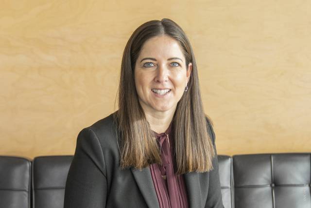 <p>FH-Prof. PD MMag. Dr. habil. <strong>Anita Zehrer<br /></strong>Leiterin MCI Forschungszentrum Familienunternehmen</p><p> </p><p><strong><em>„Mich haben die Wissenschaft und die Weiterentwicklung der Forschung schon immer begeistert. Neue Erkenntnisse zu gewinnen und diese dann in die Lehre zu tragen, wo ich mein Wissen an junge Menschen weitergeben, diese begleiten und an deren Entwicklung teilhaben kann, treibt mich an. Auch das durch die Forschung entstandene internationale Netzwerk ist eine absolute Bereicherung.</em></strong></p><p><em></em><strong><em>Meine Forschungsthemen haben sich im Laufe der Zeit immer wieder verändert und weiterentwickelt. Derzeit beschäftige ich mich vordergründig mit den Besonderheiten und wesentlichen Herausforderungen von familiengeführten Unternehmen. Dazu zählen Fragestellungen wie die Betriebsnachfolge, Fragen zu Übernahmeintentionen der nächsten Generation, die strategische Mitarbeiterführung und -bindung, Fragen der Nachhaltigkeit und Langlebigkeit von Familienunternehmen, strategische Positionierung sowie ganz aktuell Resilienzfragen.</em></strong></p><p><em></em><strong><em>Ich habe in meiner wissenschaftlichen Laufbahn bereits viele Karrierestationen an der Hochschule eingenommen und dadurch unterschiedliche Rollen wahrnehmen dürfen. Das heißt, Karrierewege existieren durchaus. Ich habe mich immer gut durch Engagement, Selbstständigkeit und Selbstverantwortlichkeit in der Männerdomäne behaupten können. Dieses selbstbestimmte Arbeiten hat mir Gestaltungsspielräume erschlossen, die für mich immer besonders motivierend waren und sind.</em></strong></p><p><em></em><strong><em>Aus meiner Sicht ist die gläserne Decke natürlich oft immer noch harte Realität im Forschungsalltag. Viele Nachwuchswissenschaftlerinnen gründen in ihrer Zeit als PostDocs eine Familie und stecken beruflich zurück. Es sind hier vor allem Wissenschaftspolitik und Förderprogramme gefragt, die die Gleichstellung von Mann und Frau in die Bewerbung miteinfließen lassen. Die meisten Hochschulen wollen mit einem Gleichstellungskonzept die Benachteiligung von Frauen in Forschung und Lehre abmildern, was zum Gutteil auch gelingt. Ich persönlich stehe jungen Forscherinnen als Mentorin und Role Model zur Verfügung und versuche dadurch einen Beitrag zur Selbstwirksamkeit der Nachwuchswissenschaftlerinnen zu leisten.“</em></strong></p><p> </p><p><em>©MCI_Kiechl</em></p>