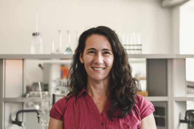 <p>FH-Prof. Dr. techn., <strong>Angela Hofmann</strong><br />Professorin am MCI Department Umwelt-, Verfahrens- & Energietechnik<br />Leiterin des MCI Josef Ressel Zentrum für die Produktion von Pulveraktivkohle aus kommunalen Reststoffen</p><p> </p><p><strong>„<em>Für mich ist es keine Frage ob eine wissenschaftliche Disziplin männlich oder weiblich dominiert ist, mich treibt einzig und allein das Interesse am Thema an. Ob jemand Interesse und Leidenschaft für ein Thema aufbringen kann, sollte sich meiner Meinung nach nicht im Geschlecht, sondern im Charakter manifestieren. E<strong><em>s wird immer noch als etwas Besonderes angesehen als Frau in der Technik zu arbeiten und i</em></strong>ch persönlich begrüße das sogar ein wenig.</em></strong></p><p><strong><em>Dort beschäftige ich mich mit dem Einsatz von erneuerbaren Energiequellen und den technischen Lösungen, wie diese in ein nachhaltiges Energiesystem integriert werden können. Besonders spannend für mich ist dabei, dass ich meinen Leidenschaften der Naturwissenschaften und der Technik nachkommen und versuchen kann, die technischen Lösungen in einem sehr komplexen Spannungsfeld aus Wirtschaft, Ökologie und Gesellschaft einzubinden.</em></strong></p><p><strong><em>Meine größte Herausforderung sehe ich darin, junge Menschen zu motivieren sich für eine Sache längerfristig begeistern zu können und sich voll und ganz auf ein Thema einzulassen. Leider beobachte ich viel zu häufig, dass sich junge Menschen in der Vielzahl an Möglichkeiten, die ihnen heute geboten werden, verlieren. Der Wissenschaft mangelt es an Nachwuchs – aber sicher nicht an spannenden Themen!</em></strong></p><p><strong><em>Ob jetzt mehr Frauen speziell in MINT Disziplinen arbeiten oder nicht finde ich ehrlich gesagt weniger relevant, ich würde mir maximal wünschen, dass die Frauen, die eine Leidenschaft für die Technik entwickeln können, sich nicht von vornherein selbst beschränken oder einschränken lassen. Grundsätzlich ist alles möglich – beweisen muss sich letztendlich dann ohnehin jeder, egal welchen Geschlechts.“</em></strong></p><p> </p><p><em>©MCI_Koller</em></p>