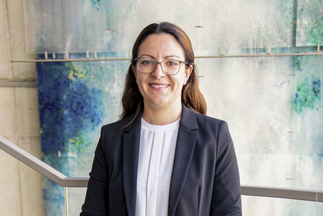 <p>FH-Prof. Dr. <strong>Teresa Spieß<br /></strong>Professorin für Organisationspsychologie & Change Management am MCI Department Management, Communication & IT</p><p> </p><p><strong><em>„Die Tatsache, dass der IT-Bereich als eher männlich dominiert angesehen wird, war nie ein Thema für mich in meiner Berufswahl oder Karriereplanung. Ich hatte das Glück, dass ich mich sowohl privat als auch in meiner Ausbildung nie aufgrund meines Geschlechts von Themen ausgeschlossen gefühlt habe. Diese Erfahrungen sehe ich als Grundlage dafür, dass ich es mir zugetraut habe, meinen Weg vor dem Hintergrund meiner Interessen zu gehen.</em></strong></p><p><strong><em>Die Verbindung von Technologie und Mensch hat mich immer schon interessiert. Aktuell beschäftige ich mich intensiver mit dem technologischen Wandel der Arbeitswelt und dessen Auswirkung auf Menschen und Organisationen. Technologie verändert sich viel schneller als die Menschen, die sie nutzen. Ich glaube, dass in unserer modernen Welt wieder viel mehr Wert auf menschliche Fähigkeiten und Verhaltensweisen gelegt werden muss. Ohne ein komplexes Verständnis von Menschen und sozialen Systemen kann Wandel nicht erfolgreich und nachhaltig gestaltet werden.</em></strong></p><p><strong><em>Frauen stehen aus meiner Sicht in vielen Bereichen und Jobs vor der großen Herausforderung, Familie und Karriere zu verbinden, sofern sie beides anstreben. Die damit verbundenen strukturellen Defizite in Wirtschaft und Gesellschaft spüre ich glücklicherweise eher wenig. Als Mutter eines Kleinkinds finde ich sowohl familiär als auch seitens meines Arbeitgebers sehr unterstützende Rahmenbedingungen vor. Ich denke aber, dass langfristig ohne größere Veränderungen wie beispielsweise den starken Ausbau und die Aufwertung von qualifizierten Kinderbetreuungsmöglichkeiten, Gleichberechtigung zumindest nicht vollständig gegeben sein wird.</em></strong></p><p><strong><em>Ganz generell glaube ich, dass junge Menschen schon sehr früh Zuspruch für ihre Talente fern jeglicher Geschlechterklischees brauchen. Das ist ein Thema, das seinen Ursprung in Familien und in Kindergärten und Schulen hat. Role Models, also, wenn man so will, Vorbilder, spielen hier auch eine zentrale Rolle. Ich glaube, in Zeiten von Sozialen Medien und Youtube etc. gibt es viel mehr Möglichkeiten Einblick in die Lebensrealitäten von spannenden Menschen mit interessanten Karrieren zu bekommen, als das in meiner Jugend der Fall war. Dennoch muss man es sich zutrauen und natürlich auch die Möglichkeiten haben, den eigenen Interessen und Talenten zu folgen.“</em></strong></p><p> </p><p><em>©MCI_Kiechl</em></p>