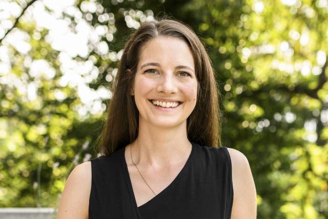 <p><strong>Theresa Mitterer-Leitner</strong>, MA<strong><br /></strong>Hochschullektorin und Wissenschaftliche Mitarbeiterin MCI Department Tourismus & Freizeitwirtschaft</p><p> </p><p><strong><em>„In meiner Forschung befasse ich mich vor allem mit alpinem Tourismus, hier insbesondere mit Tourismus & Landwirtschaft und raumbezogenen Themen. Das Schöne an der Forschung ist für mich, unabhängig Themen analysieren und Lösungen erarbeiten zu dürfen – im Austausch mit vielen hochinteressanten Menschen.</em></strong></p><p><strong><em>Ich bewege mich mit meinem Forschungsbereich nicht nur in der Wissenschaft, sondern habe auch mit Politik und Praxis zu tun. Obwohl mir meist der gleiche Respekt entgegengebracht wird, wie männlichen Kollegen, muss man sich für manche Ausnahmen sicherlich Standfestigkeit und Selbstvertrauen aneignen. Grundsätzlich würde ich mir öfter eine sach- und lösungsorientiertere als machtorientierte Diskussion wünschen, wie sie aus meiner Sicht durchaus unter männlichen Kollegen vorkommt.</em></strong></p><p><strong><em>Wenn ich mir bewusst mache, welche Veränderungen die Frauenbewegung in den letzten Jahrzehnten herbeigeführt hat, <strong><em>empfinde ich große Dankbarkeit</em></strong>. Unsere Generation darf diese Errungenschaften nicht als selbstverständlich betrachten und muss auf den Schultern der Vorgängerinnen für Geschlechtergerechtigkeit eintreten. Dazu braucht es aus meiner Sicht weiterhin Arbeit an den Strukturen, die Familie und Beruf - für Männer und Frauen gleichwertig - vereinbar machen, mehr Sicherheit für Frauen, Wissensvermittlung für finanzielle Themen und eine bewusste Verarbeitung veralteter Frauenbilder.</em></strong></p><p><strong><em><strong><em>Ich halte es auch nicht für esoterisch, die Relevanz eines Gleichgewichts aus männlicher und weiblicher Energie für unsere Gesellschaft zu thematisieren. Eine Grundhaltung, die Zyklen in Abwechslung von Erschaffen und Regeneration linearem Wachstum vorzieht und bei der Kollaboration vor individuellem Machtstreben Priorität hat, würde uns in der Arbeitswelt, der Politik, aber auch im Umgang mit natürlichen Ressourcen dringend nötige neue Perspektiven bringen. Ich würde mir ein stärkeres Bewusstsein für die „weibliche Energie“ wünschen und dass Frauen, die diese natürlicherweise stärker in sich tragen, sie nicht unterdrücken selbst müssen, um beruflich erfolgreich zu sein. Dazu braucht es auch einen stärkeren Zusammenhalt unter Frauen.</em></strong>“</em></strong></p><p> </p><p><em>©Franz Oss</em></p>