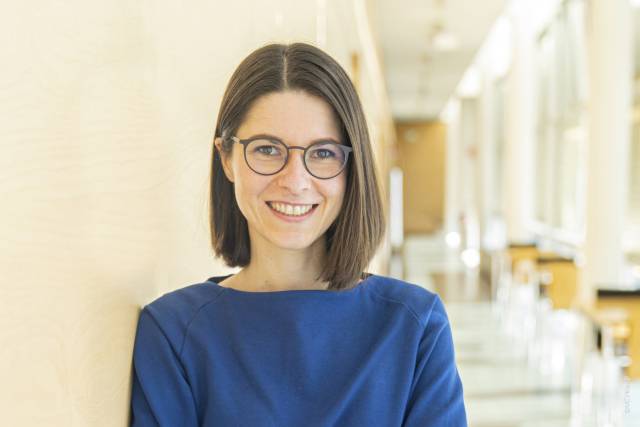 <p>Mag.<strong> Christiane Aufschnaiter</strong>, Bakk. phil.<br />Hochschullektorin am MCI Department Betriebswirtschaft Online</p><p> </p><p><strong><em>„Ich war schon während meines Studiums fasziniert von Wissenschaft – es hat mir gefallen, mich intensiv mit Fragestellungen auseinanderzusetzen, zu forschen und Neues zu entdecken. Nach beruflichen Zwischenstationen in der Privatwirtschaft habe ich mich entschlossen den wissenschaftlichen Karriereweg am MCI einzuschlagen. Der Wissenschaftsbetrieb mit seinen Eckpfeilern Forschung und Lehre reizt mich deshalb, weil ich einerseits selbst jeden Tag etwas Neues lerne und andererseits dieses Wissen auch anderen weitergeben kann.</em></strong></p><p><em></em><strong><em>In meiner Dissertation im Bereich Consumer Culture Theory beschäftige ich mich mit Konsumphänomenen aus einer soziokulturellen Perspektive und erforsche in Projekten, welche Rolle Materialität für Konsument/innen im digitalen Zeitalter überhaupt noch spielt. Besonders spannend finde ich die Forschungsmethoden: Einerseits führe ich Interviews mit Konsument/innen, andererseits beobachte und analysiere ich ihre Social-Media Kommunikation und erhalte so ganz neue Einblicke.</em></strong></p><p><em></em><strong><em>Eine der größten Herausforderungen in der Wissenschaft - unabhängig vom Geschlecht - ist sicherlich, dass man Durchhaltevermögen braucht, vor allem als Early Career Academic. Ich habe das große Glück, dass ich sehr viel gemeinsam mit einer Dissertationskollegin forschen kann – das bringt uns inhaltlich weiter und macht enormen Spaß.</em></strong></p><p><em></em><strong><em>Aus meiner Sicht sind in der Forschung zwei Aspekte essentiell: dass mehr Forschung über Frauen und von Frauen betrieben wird, egal um welche Disziplin es sich handelt. Das ist wichtig, um die Lebensrealitäten von Frauen aufzuzeigen und zu verbessern. Ich würde mir wünschen, dass Wissenschaftlerinnen nicht im Schatten ihrer männlichen Kollegen stehen, sondern ganz bewusst als Role Models aufgezeigt werden, um mehr junge Frauen für diesen Karriereweg begeistern zu können.“</em></strong></p><p> </p><p><em>©MCI_Kiechl</em></p>