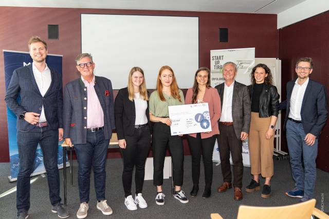 Der fünfte Platz ging an Nadine Spranger (3.v.l.), Ramona Schmitz (4.v.l.) und Anna Oberprieler (nicht im Bild) mit der „CRISPR-basierten diagnostischen Testplattform“. ©MCI/Kiechl