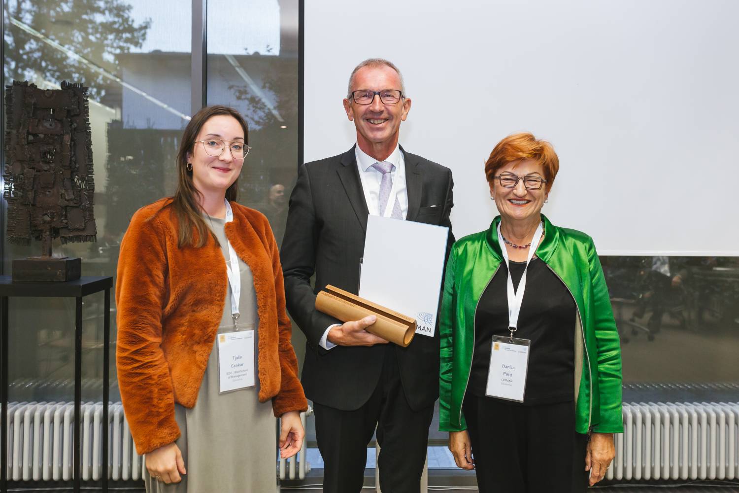 MCI rector Andreas Altmann receives Champion Award 'Academic Leader of the Year' 2022 (from left to right): Tjaša Cankar (IEDC - Bled School of Management), MCI rector Andreas Altmann, CEEMAN president Danica Purg ©CEEMAN