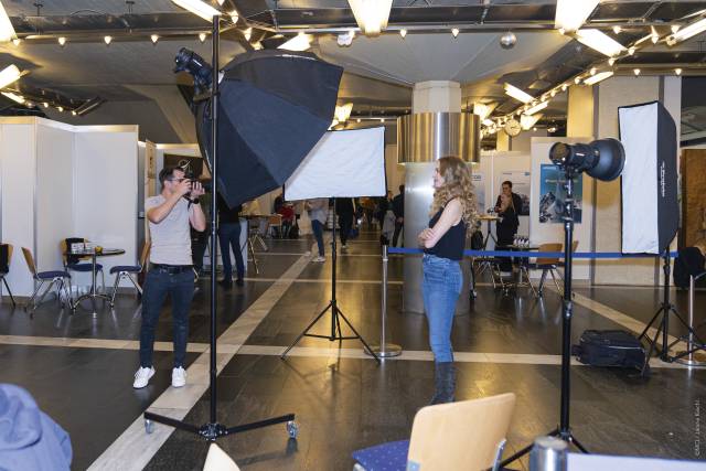 <p>Visitors benefited from numerous career services, including a free photo shoot for professional application photos. ©MCI/Janine Kiechl</p>