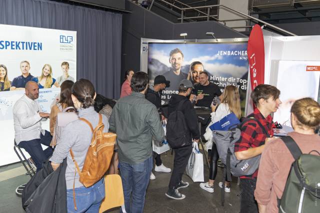 <p>90 companies from various fields participated in the Recruiting Forum 2022 to present themselves as attractive employers and find future talents. ©MCI/Janine Kiechl</p>