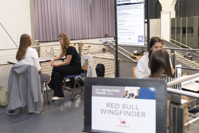 <p>Visitors were given advice at the Red Bull Wing Finder. ©MCI/Janine Kiechl</p>