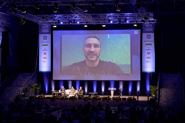 Live-Zuschaltung mit Wladimir Klitschko beim Tiroler Wirtschaftsforum 2022. © Klaus Maislinger