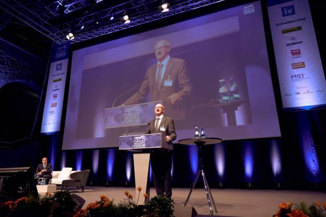 Landeshauptmann von Tirol Anton Mattle heißt die Gäste des Tiroler Wirtschaftsforums willkommen. © Klaus Maislinger