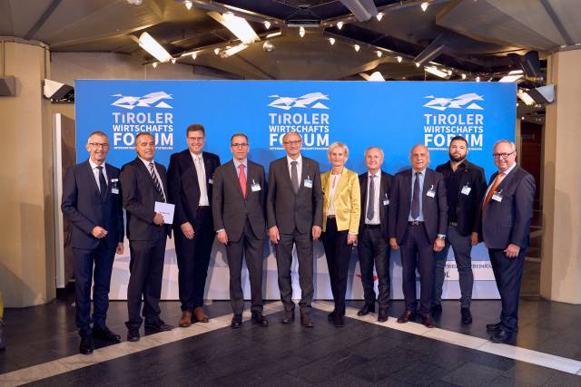 V.l.n.r.: Andreas Altmann, MCI, Alois Vahrner, TT-Chefredakteur, Thomas Wass, stv. Vorstandsvorsitzender der Raiffeisen-Landesbank Tirol, Christoph Swarovski, Präsident der IV Tirol, Anton Mattle, Landeshauptmann, Silvia Lieb, stv. Vorstandsvorsitzende der Moser Holding, Eugen Stark, Geschäftsführer IV-Tirol, Giovanni Di Valentino, BMW Unterberger, Florian Saurer, Holzbau Saurer, Alexander Krunic, business bestseller. © Klaus Maislinger 