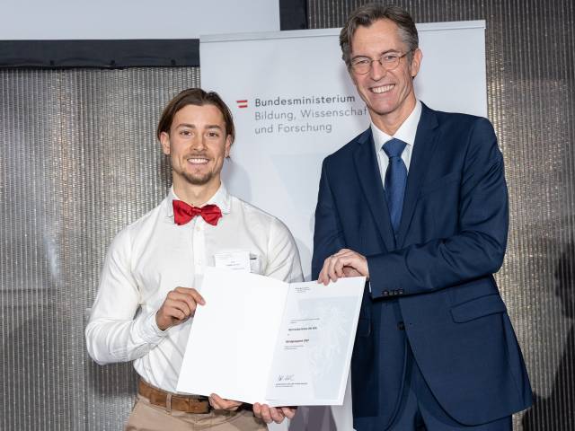 Lukas Krane wird mit dem Würdigungspreis des Bundesministeriums für Bildung, Wissenschaft & Forschung ausgezeichnet. © BMBWF/Martin Lusser
