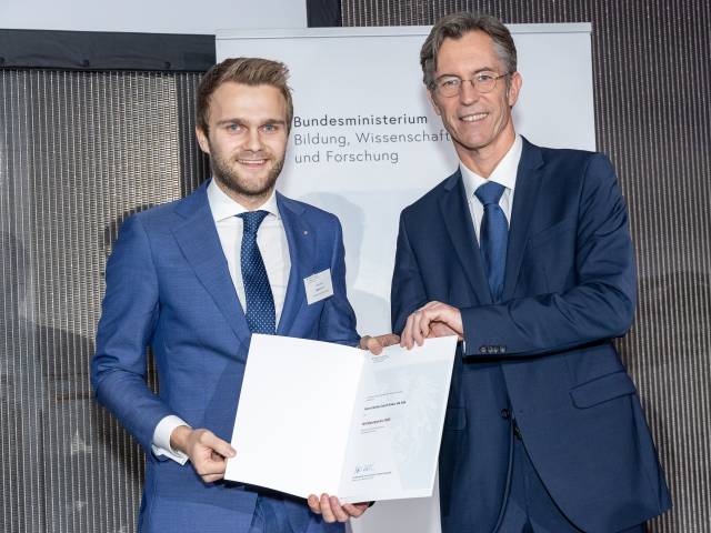 Stefan Brida erhält den Würdigungspreis des Bundesministeriums für Bildung, Wissenschaft & Forschung. © BMBWF/Martin Lusser