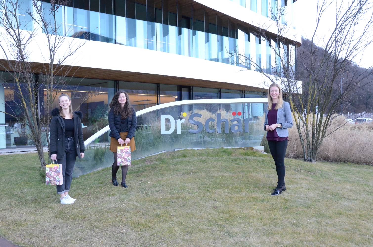 From left to right: Katherina Telser, MCI student, Lisa Bertolini, MCI student and Valentina Thurner, Corporate HR Marketing Expert at Dr. Schär. ©Dr. Schä