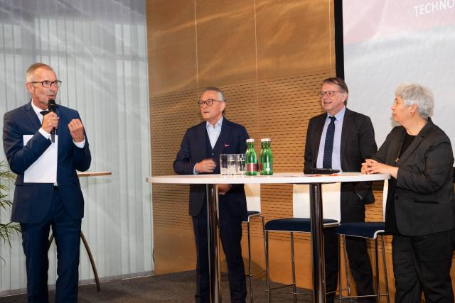 Spannende Podiumsrunde beim ersten Salzburger Wirtschaftsforum. ©Scheinast.com