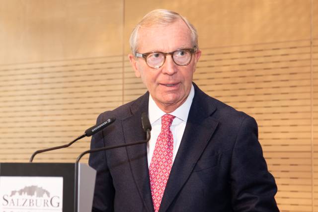 Landeshauptmann Wilfried Haslauer begrüßt die Gäste des ersten Salzburger Wirtschaftsforums. ©Scheinast.com