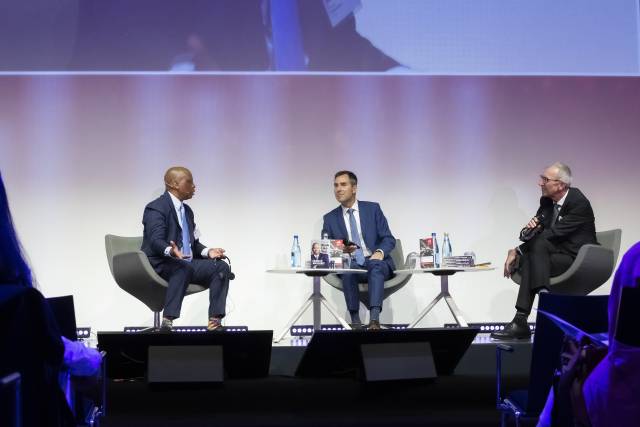 Herman Mashaba mit Christian Pfeifer und MCI-Rektor Andreas Altmann. © Ingrid Heiss