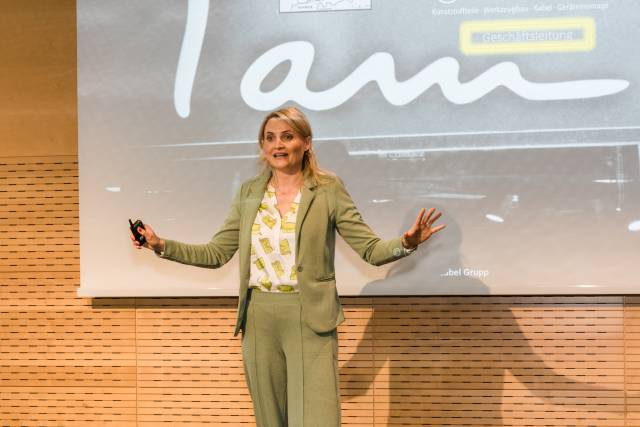 Isabel Grupp in ihrem Vortrag zum Thema ‚Familienunternehmen: Frau. Emotion. Führung.' © Scheinast