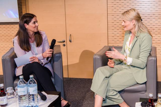 Anita Zehrer, Leiterin Zentrum Familienunternehmen, F&E Bereichsleiterin Wirtschaft & Gesellschaft MCI, mit Isabel Grupp, CEO | Plastro Mayer GmbH © Scheinast