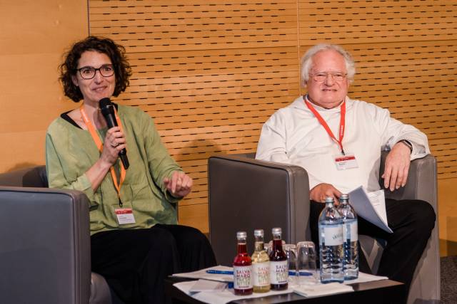 Christine Vallaster, Professorin für Marketing | Paris Lodron Universität Salzburg und Pater Johannes Pausch | Gründer & emeritierter Prior © Scheinast