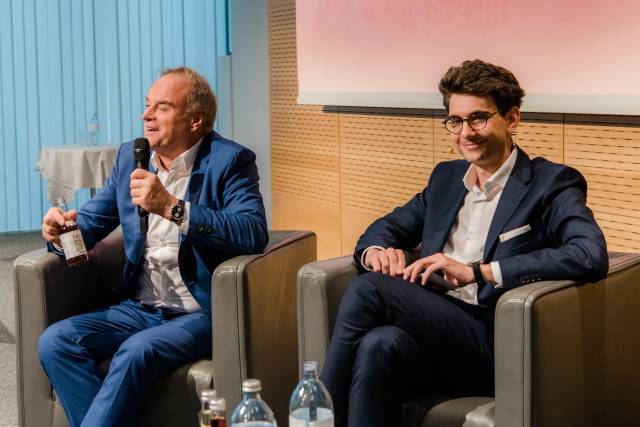 Gesprächsrunde zum Thema „Let's Talk Innovation - Forschung, Wirtschaft & Standort“ mit Georg Kofler und Marco Riebler, Redakteur | Salzburger Nachrichten. © Scheinast