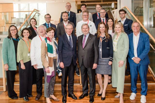 Das Salzburger Wirtschaftsforum 2023 stand unter dem Motto ‚Den Standort gemeinsam stärken: Mit Mut zu innovativen Ideen, Strategien & Lösungen'. © Scheinast