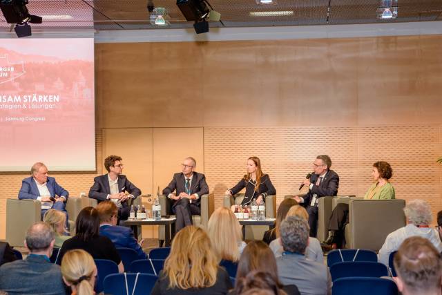 Spannende Vorträge und lebhafte Podiumsdiskussionen erwarteten die Gäste des Salzburger Wirtschaftsforums 2023. © Scheinast