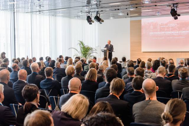 Wilfried Haslauer, Landeshauptmann von Salzburg, begrüßt die Gäste des Salzburger Wirtschaftsforums 2023. © Scheinast