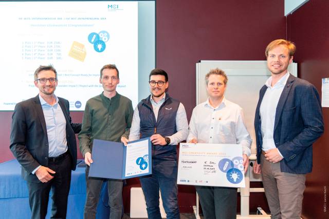 Den fünften Platz erlangt das Projekt Airlunch von Matthias Falbesoner, Pirmin Aster, Jürgen Zangerl (2.-4. v.l.n.r.), Jan Kuhn, Sascha Richter und Dominik Zierler (nicht im Bild). © MCI / Janine Kiechl