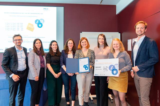 Die Teameinreichung von Kristin Kruse, Inga Plum, Carina Dirtl, Carina Steyerer, Julia Wiesinger (3.-7. v.l.n.r.) landet auf dem vierten Platz. © MCI / Janine Kiechl