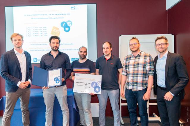 Manuel Ferdik, Michael Renzler, Georg Saxl und Dominik Mair (2.-5. v.l.n.r.) wurden mit dem „Sonderpreis für das umsetzungsreifste Konzept“ ausgezeichnet. © MCI / Janine Kiechl