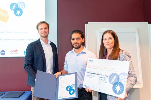 Der dritte Platz geht an den Masterstudenten Bhargav Pawar (2.v.l.) © MCI / Janine Kiechl