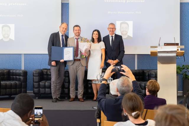 V.l.n.r.: Franz Pegger (Leiter Hochschulkollegium), Moritz Mosenhauer, Maria Pammer (Leitung Betriebswirtschaft Online), Andreas Altmann (Rektor). ©MCI / Anna Geisler