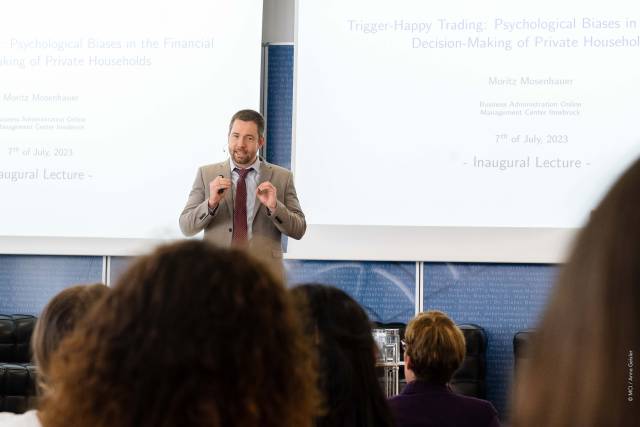 Moritz Mosenhauer bei seiner Antrittsvorlesung „Trigger-happy trading: Psychological biases in the financial desicion-making of private households“. ©MCI / Anna Geisler