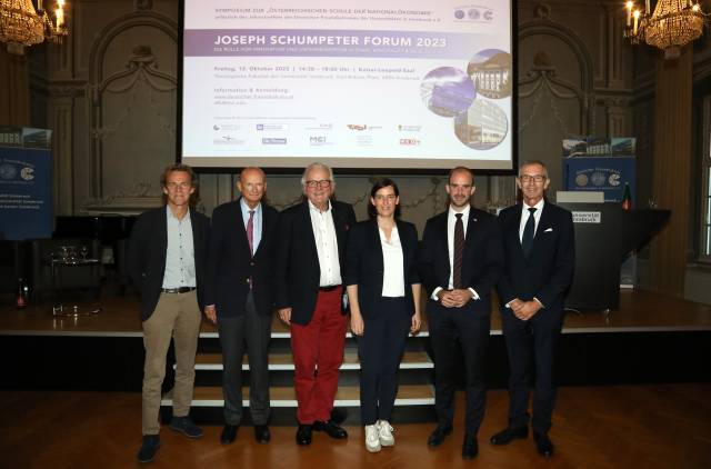 Das zweite Joseph Schumpeter Forum fand im Rahmen des DFK-Jahrestreffens in Innsbruck statt. V.l.n.r.: Andreas Schnauder, Micheal Prinz von und zu Liechtenstein, Hans Harrer, Barbara Thaler, Florian Tursky, Andreas Altmann. © Frischauf Bild