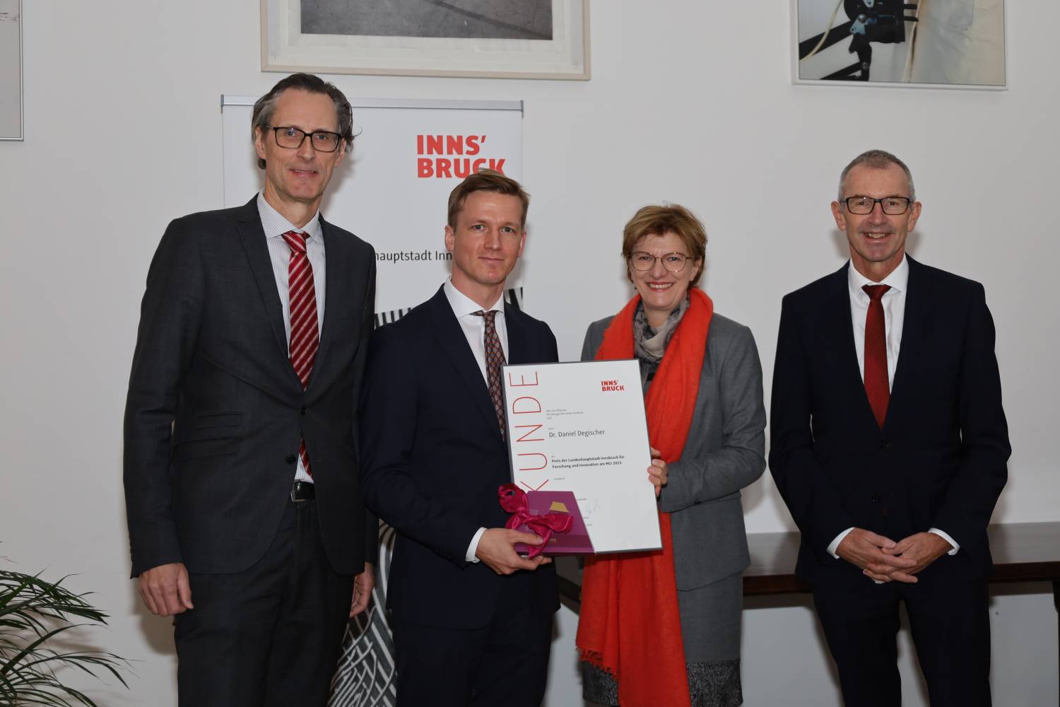 <p>V.l.n.r.: Ralf Geymayer (MCI Head of Management & Law), Daniel Degischer, City Councillor Christine Oppitz-Plörer, MCI Rector Andreas Altmann. ©IKM/A. Steinacker</p>