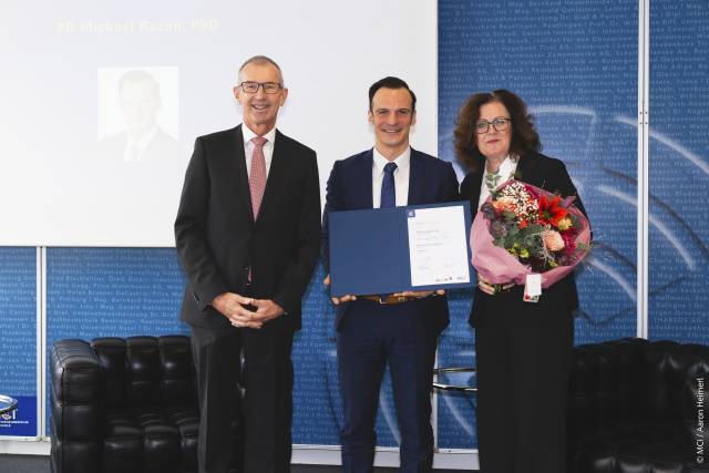 <p>V.l.n.r.: MCI Rektor Andreas Altmann, Michael Razen, Claudia Mössenlechner ©MCI / Aaron Heimerl</p>