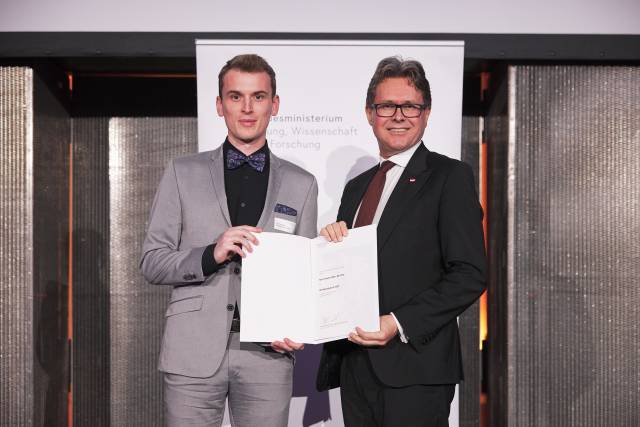 Sandro Hiller bei der Vergabe des Staatspreises durch Bundesminister Martin Polaschek. ©BMBWF/ elephant and porcelain GmbH/Gabor Mayerhofer