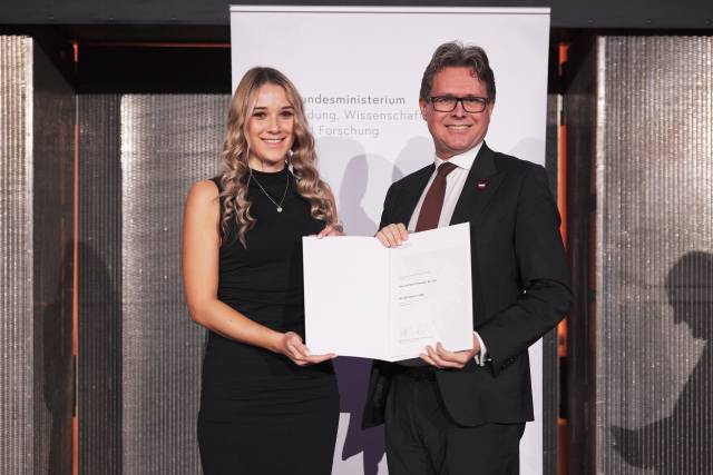 Lara Simoner wird mit dem Würdingspreis durch Bundesminister Martin Polaschek ausgezeichnet. ©BMBWF/ elephant and porcelain GmbH/Gabor Mayerhofer