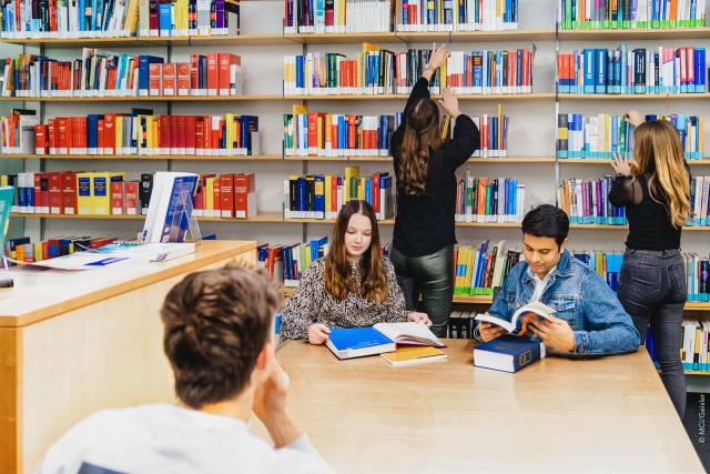 Students give top ratings for the strong practical orientation in teaching and the smooth organization of studies at MCI. ©MCI / Anna Geisler