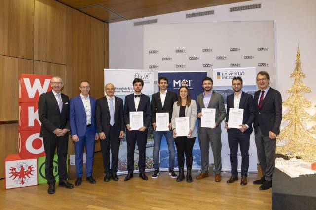 Der Vizepräsident der Wirtschaftskammer Tirol, Martin Wetscher (r.), und die Rektoren Andreas Altmann (MCI, 1.v.l.), Mario Döller (FH Kufstein, 2.v.l.), sowie Vize-Rektor Gregor Weihs (Uni Innsbruck, 3.v.l.) gratulieren den Preisträger:innen Mateus Enzenberg, Sascha Hammes, Sarah Schönherr, Tobias Krempl und Clemens Dlaska (v.l.n.r.) © WK Tirol/Die Fotografen