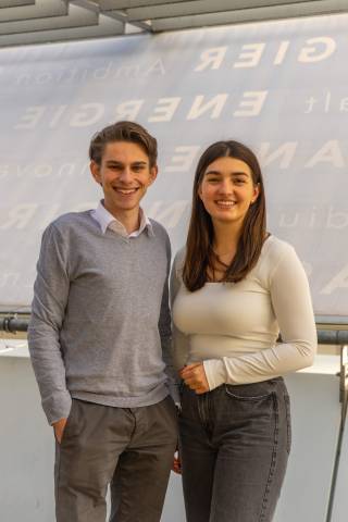 Laura Flür (r.) übergibt den Vorsitz der ÖH MCI an Julian Pfurtscheller (l.) ©Robin Exenberger
