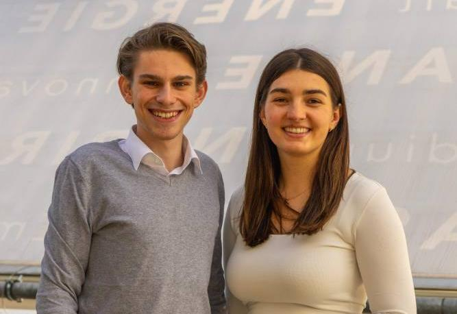 <p>Laura Flür (r.) übergibt den Vorsitz der ÖH MCI an Julian Pfurtscheller (l.) ©Robin Exenberger</p>
