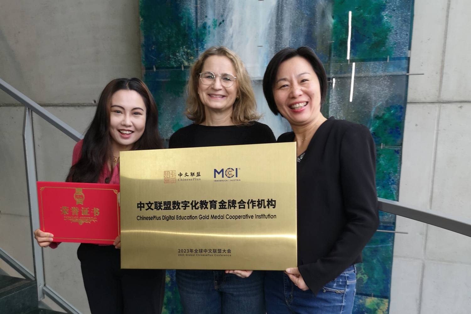 V.l.n.r.: Yiqiao Wang, Brigitte Huter (Leiterin MCI Language Center), Wei Manske-Wang (Leitern MCI China Center) ©MCI