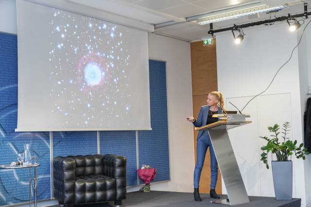 Silvia Öttl bei ihrer Antrittsvorlesung 'Die Gemeinsamkeiten eines planetarischen Nebels, einer LED und einer Wärmepumpe und wie man damit den Klimawandel aufhalten kann' ©MCI / Janine Kiechl