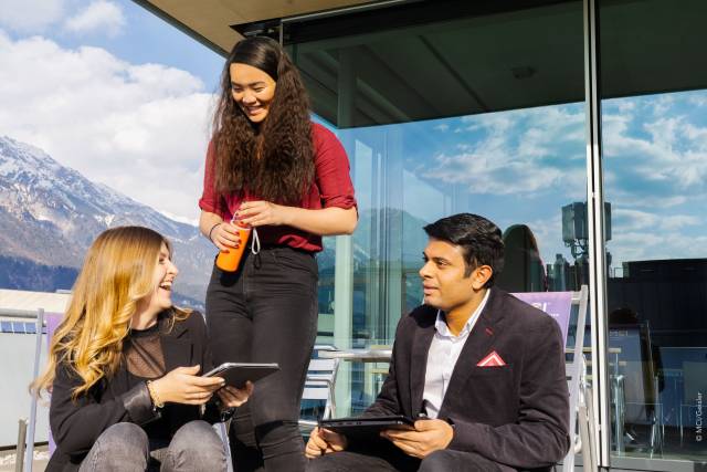 Alumni des MCI erfreuen sich vielversprechender Karrierechancen und eines weltweiten Netzwerks. ©MCI / Anna Geisler