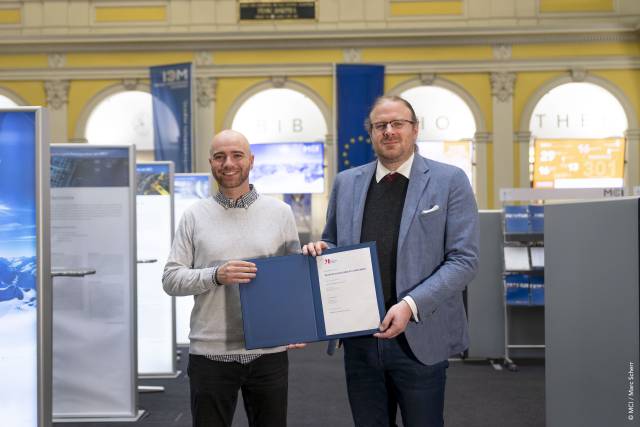Tim Dimmerling (left) with Werner Stadlmayr, Head of Environmental, Process & Energy Engineering ©MCI / Marc Scherr