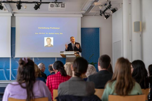 Die Laudatio für Raffael Heiss hält Siegfried Walch ©MCI / Marc Scherr